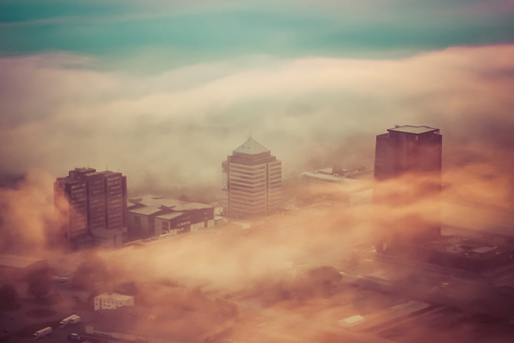 Ključni vzroki za propad podjetij, kot so napačna strategija, finančne napake in pomanjkanje prilagodljivosti