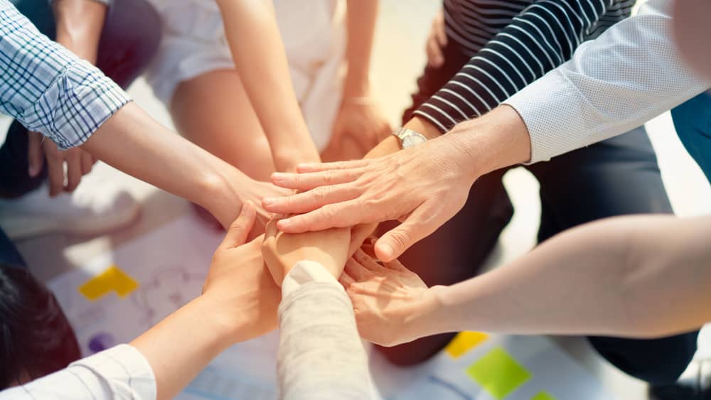 Pomen celostnega pristopa k zavzetosti zaposlenih, ki presega zgolj zadovoljstvo pri delu