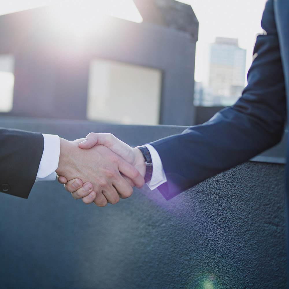 Podjetnika se rokujeta ob dogovoru o finančnem sodelovanju